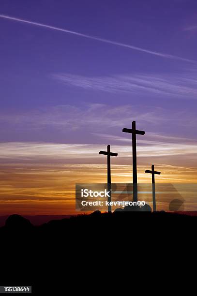 Drei Kreuze Bei Sonnenuntergang Stockfoto und mehr Bilder von Fastenzeit - Fastenzeit, Kreuz - religiöses Symbol, Kreuz - Form