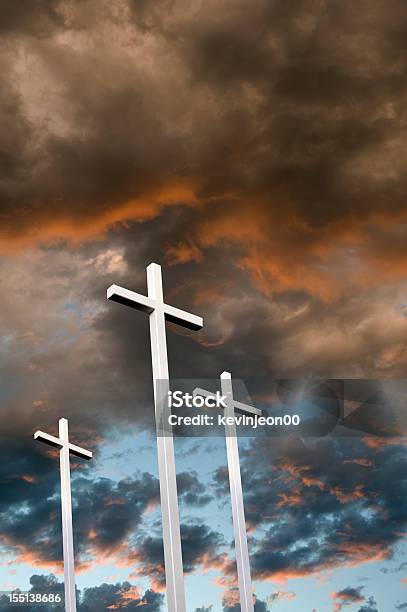 Tre Croci Al Tramonto - Fotografie stock e altre immagini di A forma di croce - A forma di croce, Ambientazione esterna, Amore