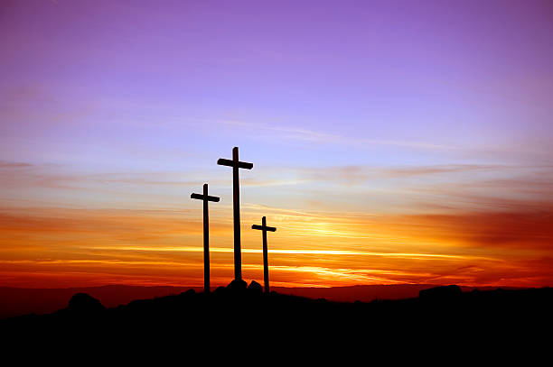 trzy krzyże na zachód słońca - god cross cross shape the crucifixion zdjęcia i obrazy z banku zdjęć