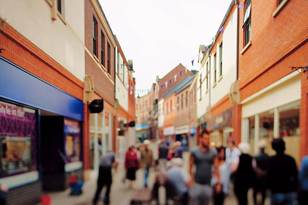 tipica generico "high street, con vista offuscata e dettagli ritagliati che - viavai foto e immagini stock