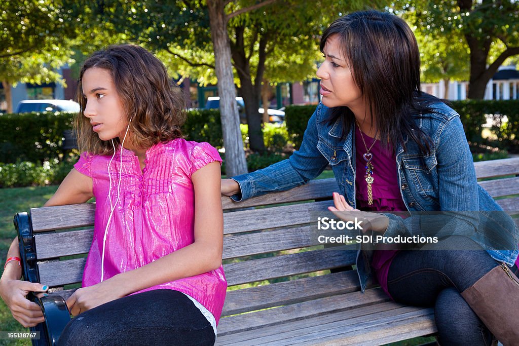 Мать, пытаясь общаться с Подросток, кто является игнорировать ее - Стоковые фото Подросток роялти-фри