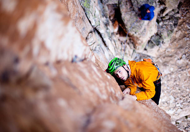 l'escalade - risk leadership climbing bariloche photos et images de collection