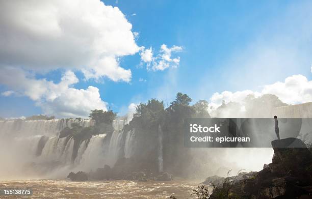 Admira El Poder De La Naturaleza Cataratas Del Iguazú Foto de stock y más banco de imágenes de Cataratas del Iguazú