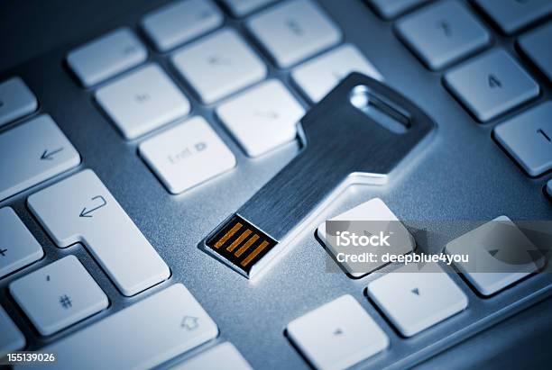 Usb フラッシュストレージにキーボードキー - ブリーチングのストックフォトや画像を多数ご用意 - ブリーチング, プライバシー, データ
