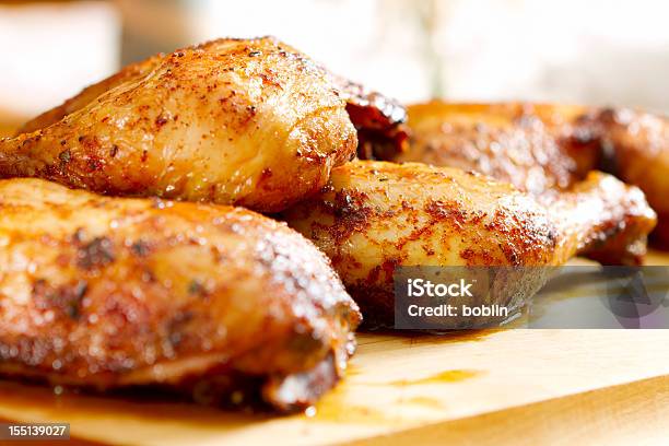Photo libre de droit de Poulet Au Barbecue banque d'images et plus d'images libres de droit de Haut de cuisse de poulet - Haut de cuisse de poulet, Cuisse de poulet cuite, Poulet grillé