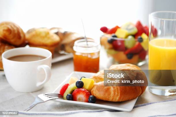 Medialuna Rellena Con Ensalada De Frutas Desayuno Y Café Foto de stock y más banco de imágenes de Alimento