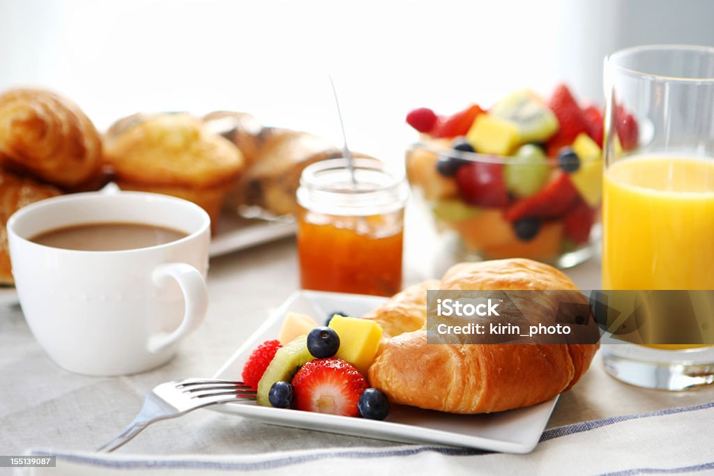 아침식사- 크루아상, 과일 샐러드 및 커피를 즐길 수 있습니다. - 로열티 프리 건강한 생활방식 스톡 사진