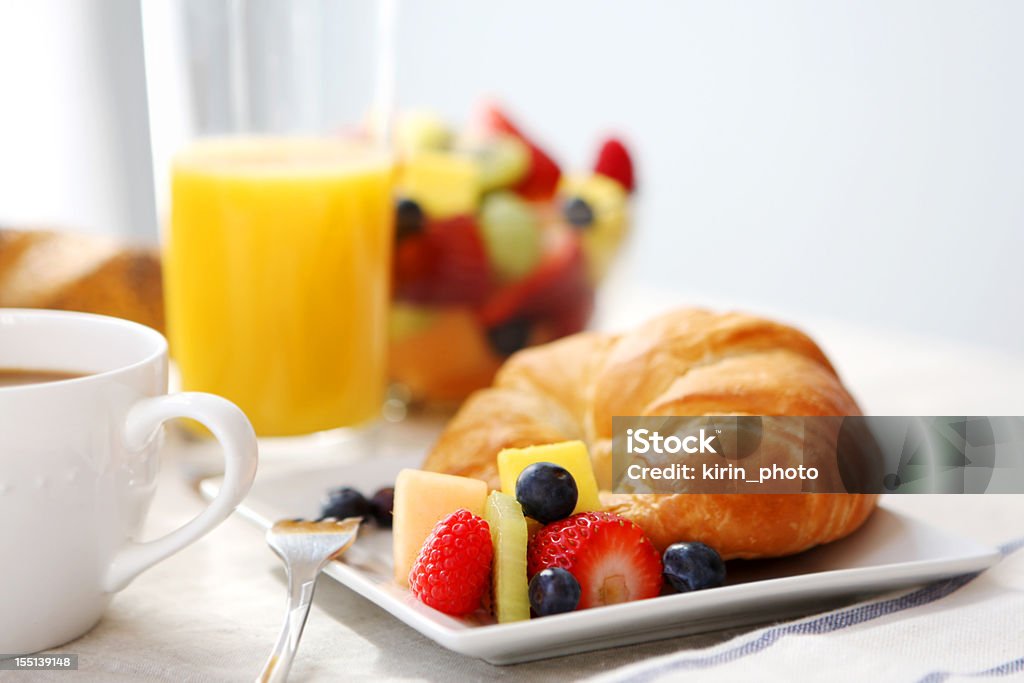 아침식사- 크루아상, 과일 샐러드 및 커피를 즐길 수 있습니다. - 로열티 프리 건강한 식생활 스톡 사진