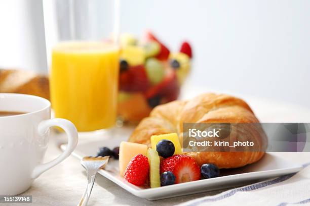 Foto de Cafédamanhã Croissant Salada De Frutas E Café e mais fotos de stock de Alimentação Saudável - Alimentação Saudável, Café - Bebida, Café da manhã