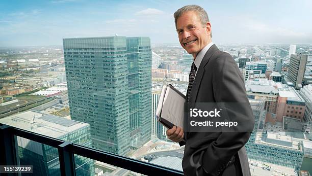 Businessmann In Der Stadt Stockfoto und mehr Bilder von Aktiver Senior - Aktiver Senior, Alter Erwachsener, Anzug