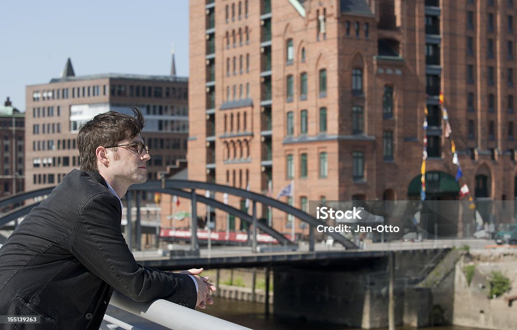 Mann in der Magdeburger Hafen von Hamburg - Lizenzfrei Hamburg Stock-Foto