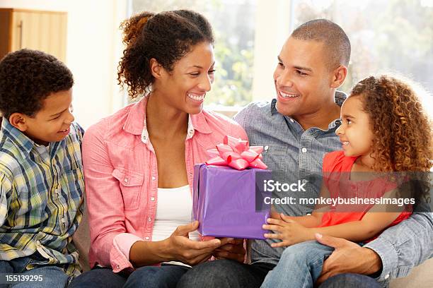 Famiglia Dando Madre Regalo - Fotografie stock e altre immagini di Festa della mamma - Festa della mamma, Regalo, Dare