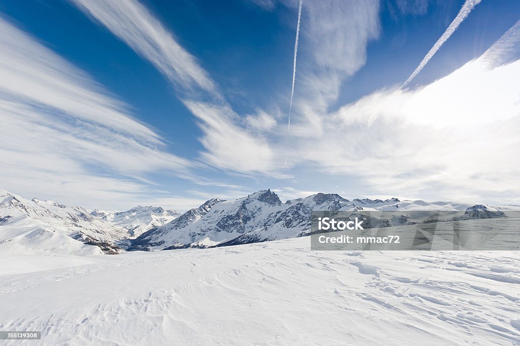 Un paysage de montagne avec soleil - Photo de Hiver libre de droits