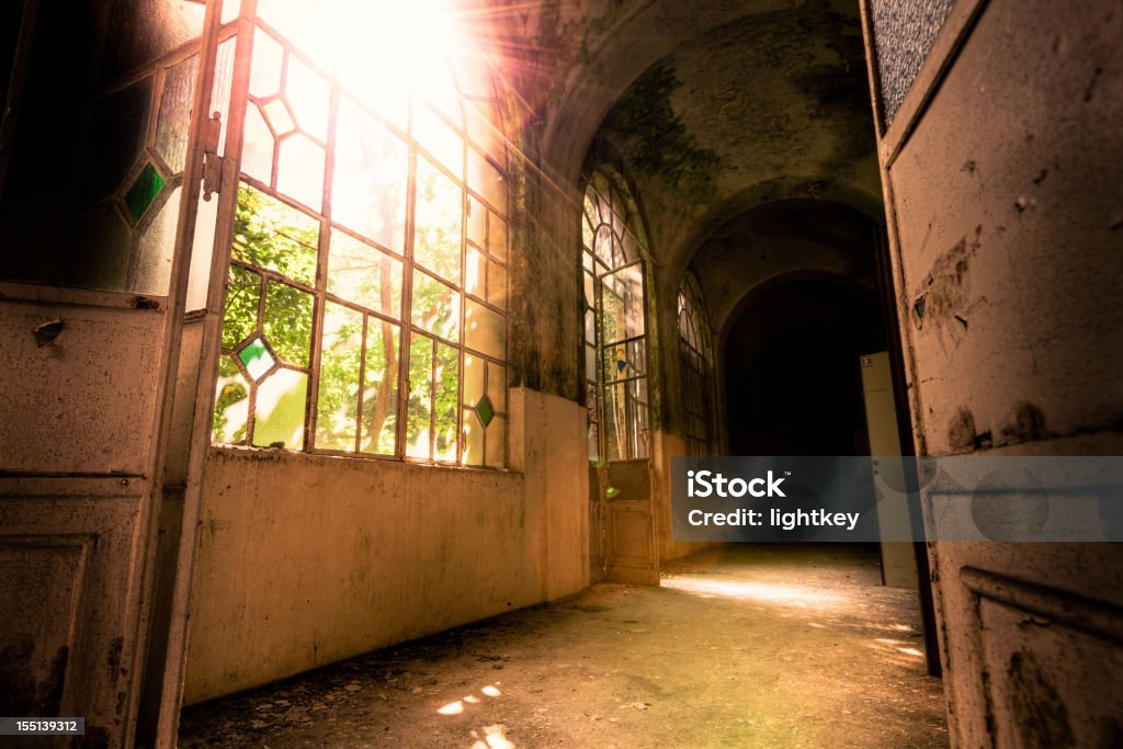 Hôpital abandonné Couloir - Photo de Hall d'entrée libre de droits