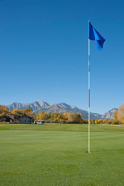 поле для гольфа в осенний - golf course usa scenics sports flag стоковые фото и изображения