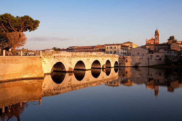 tiberius ponte a rimini, italia - rimini foto e immagini stock