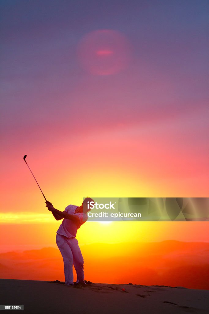 Golfista en una colina, con vista al Océano Pacífico en California - Foto de stock de Golf libre de derechos