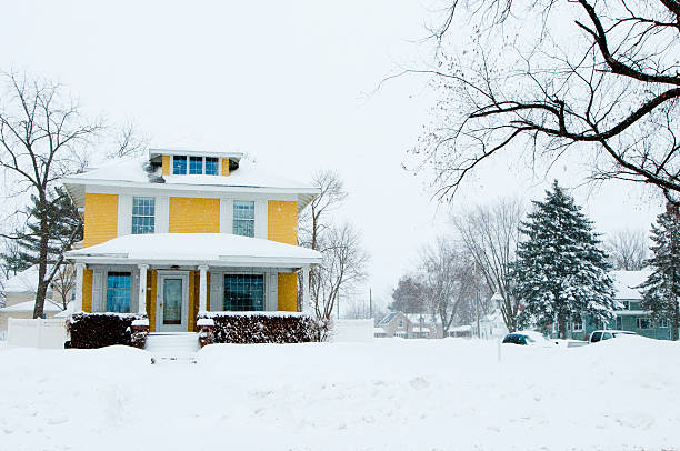 zu hause in einem schneesturm - blizzard house storm snow stock-fotos und bilder