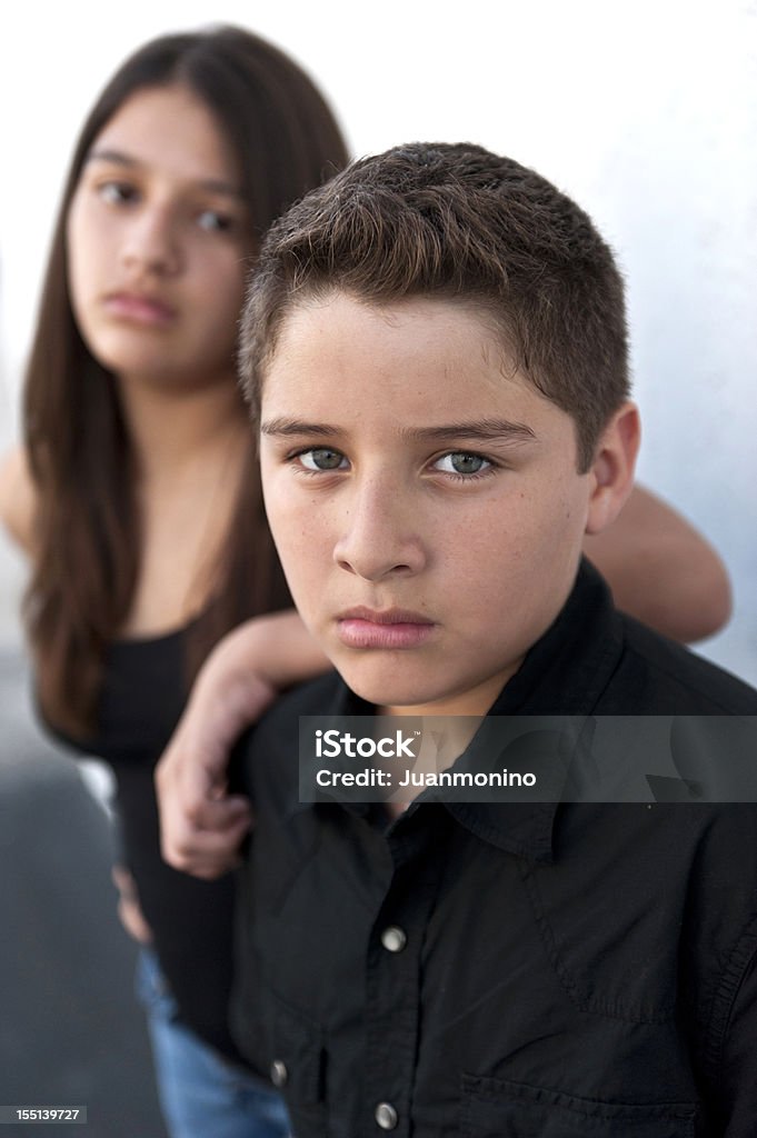 Vue de face de deux enfants, un garçon et une fille - Photo de Adolescent libre de droits