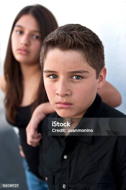 Vista Frontal De Duas Crianças Um Menino E Uma Menina - Fotografias de stock e mais imagens de Adolescente