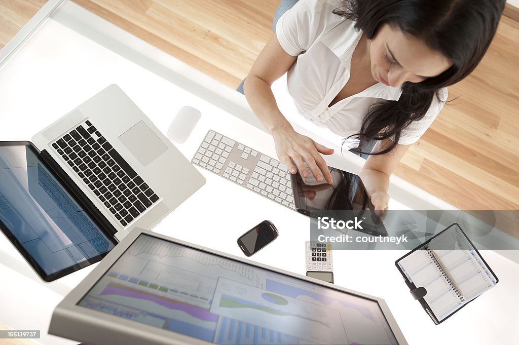 Деловая женщина на ее рабочий стол с помощью цифровой планшет - Стоковые фото Беспроводная технология роялти-фри