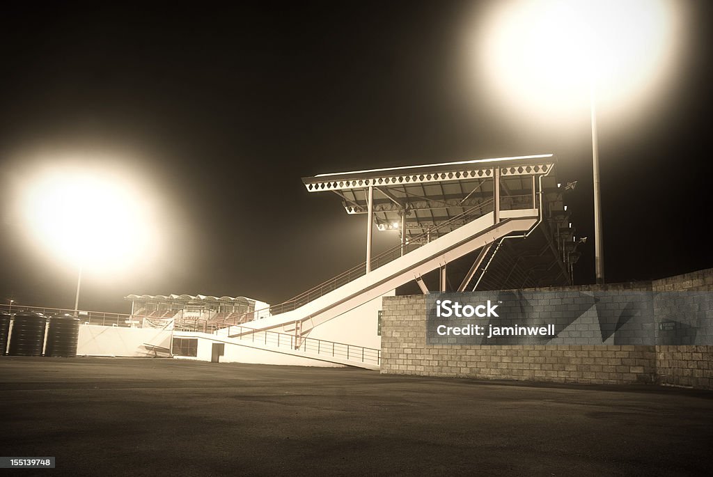 Estádio de esportes com brilhante floodlights - Foto de stock de Arquitetura royalty-free