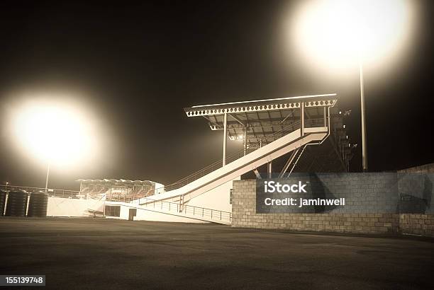 Foto de Estádio De Esportes Com Brilhante Floodlights e mais fotos de stock de Arquitetura - Arquitetura, Característica de construção, Design