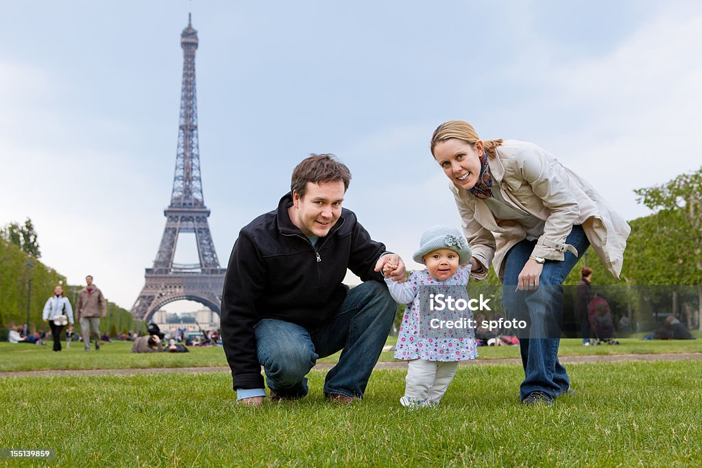 Joven familia en París - Foto de stock de Familia libre de derechos