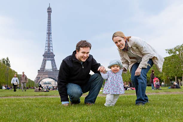 joven familia en parís - child laughing blond hair three people fotografías e imágenes de stock