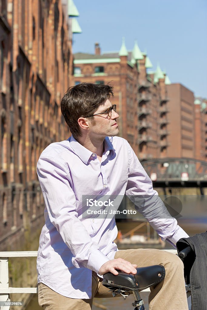 Mann mit dem Fahrrad in der Hamburger Speicherstadt - Lizenzfrei Hamburg Stock-Foto