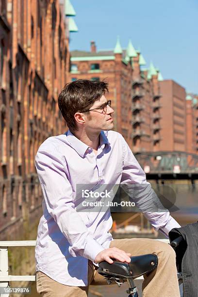 Mann Mit Dem Fahrrad In Der Hamburger Speicherstadt Stockfoto und mehr Bilder von Hamburg