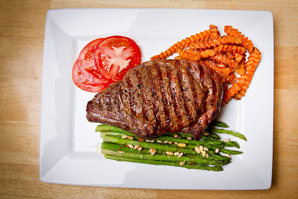 ビッグのリブアイステーキステーキ - rib eye steak steak beef prepared potato ストックフォトと画像