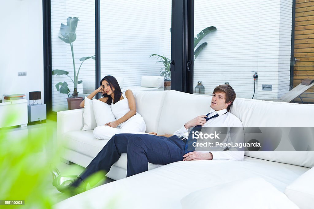 Casal descansando em casa - Foto de stock de Aconchegante royalty-free