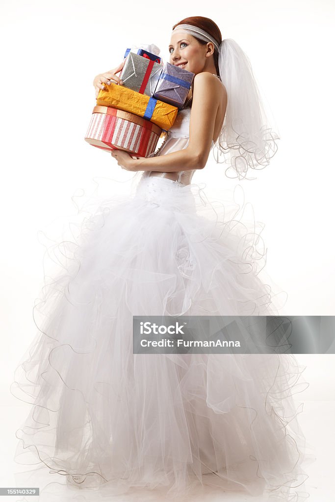 Счастливая Невеста хранятся на подарки - Стоковые фото Белый фон роялти-фри