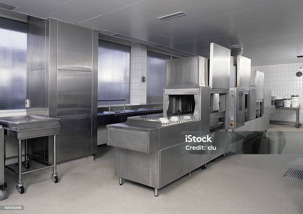 Vuoto pulito industriale lavastoviglie in cucina - Foto stock royalty-free di Cucina commerciale