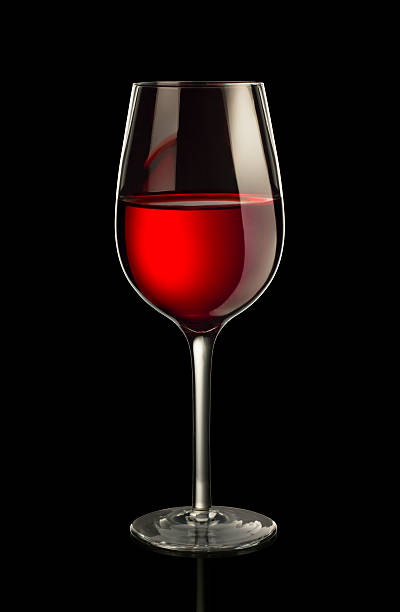 Szkło z czerwonego wina na czarnym – zdjęcie