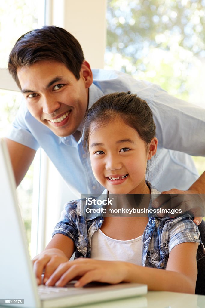 Vater und Tochter mit laptop - Lizenzfrei 8-9 Jahre Stock-Foto