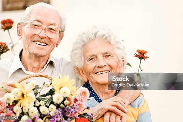 Feliz Casal Idoso - Fotografias de stock e mais imagens de Terceira idade - Terceira idade, Flor, Adulto