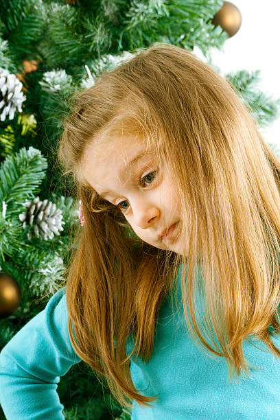 Niña con árbol de navidad - foto de stock