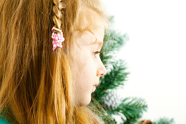 Rapariga com Árvore de Natal - fotografia de stock