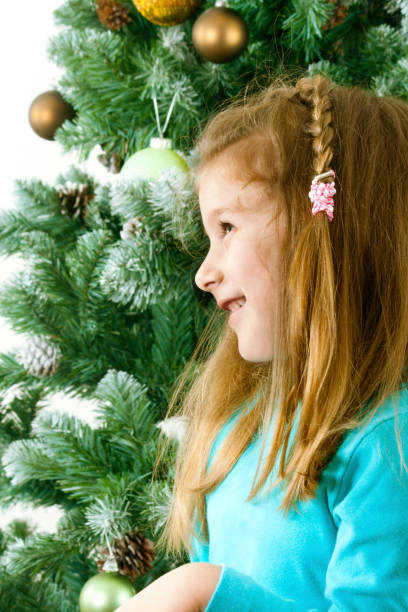 Niña con árbol de navidad - foto de stock