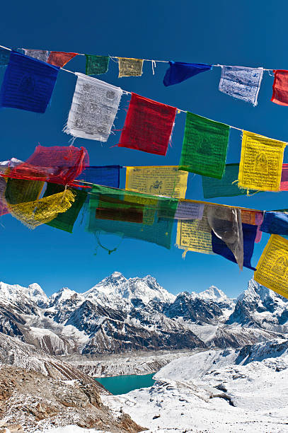monte everest montanha de neve cimeira coloridas bandeiras de oração himalaias nepal - khumbu imagens e fotografias de stock