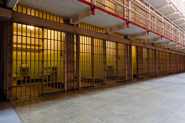 rangées de cellules de prison - prison cell photos et images de collection