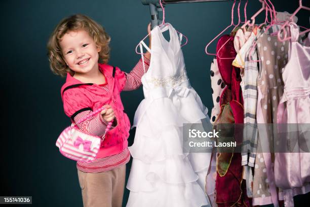 Bambina Shopping - Fotografie stock e altre immagini di Bambino - Bambino, Vestito da donna, Bambine femmine