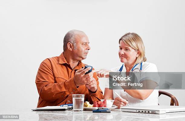 Dietitian Médico Ou Enfermeiro Consulta Com Um Homem Diabética - Fotografias de stock e mais imagens de Nutricionista
