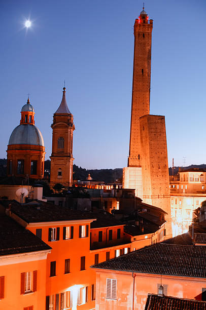 볼로냐 -- 타워수 (납기일은 토리) at dusk - torre degli asinelli 뉴스 사진 이미지