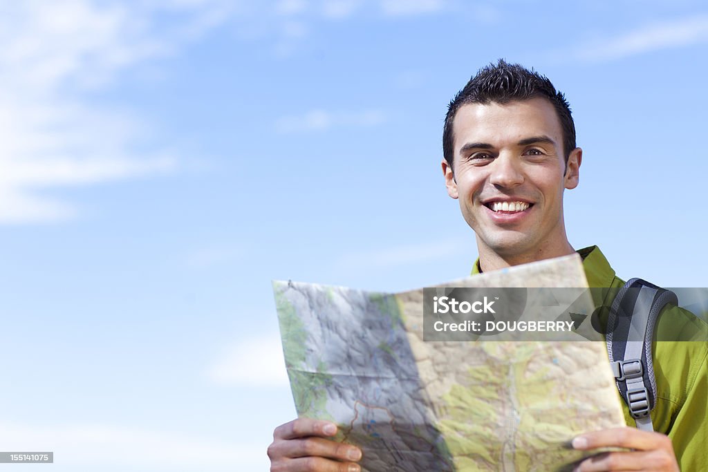 Hombre usando Mapa - Foto de stock de Adulto libre de derechos