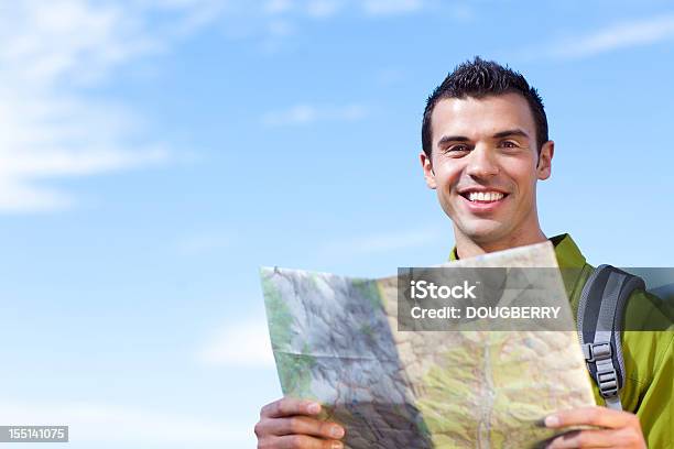 Hombre Usando Mapa Foto de stock y más banco de imágenes de Adulto - Adulto, Adulto joven, Aire libre