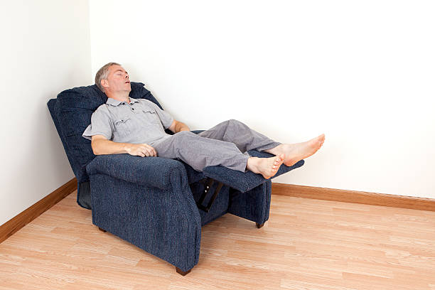 남자 슬리핑 있는 편안한 의자 - 비스듬하게 누워있기 뉴스 사진 이미지