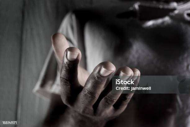 Help Me Misteriosi Mani Tese - Fotografie stock e altre immagini di Colore nero - Colore nero, Tendere la mano, Uomini